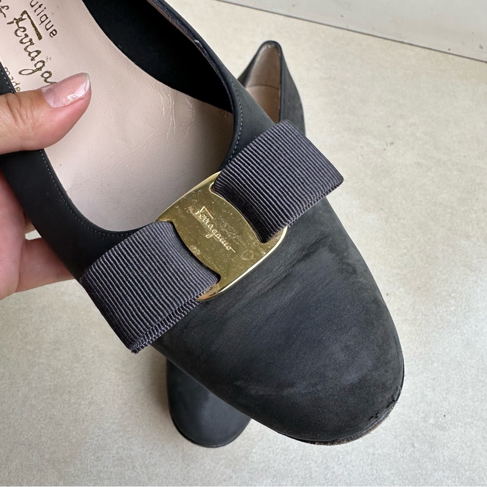 Vintage Salvatore Ferragamo Women’s Black Suede Bow Kitty Heel Pumps 11 - Picture 6 of 8